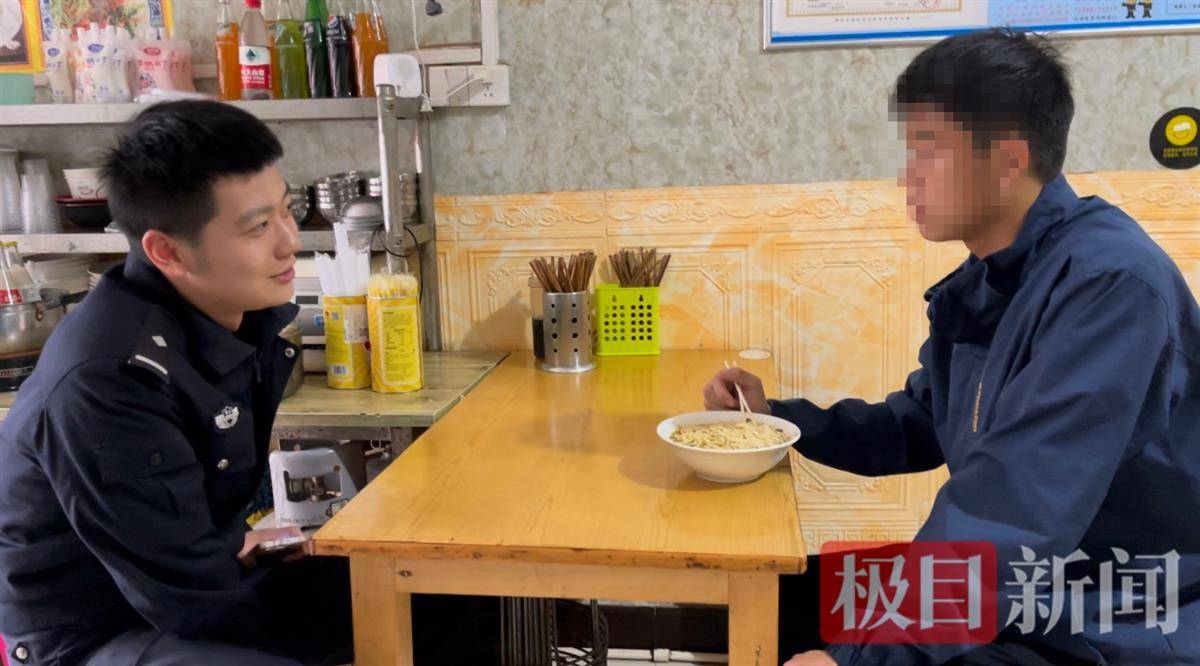 “警官，我给你写张欠条！”小伙子握住民警的手不放